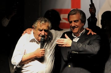 El candidato presidencial uruguayo Jos¨¦ M¨²jica (izquierda) del Frente Amplio y Tabar¨¦ V¨¦zquez (derecha) tras el anuncio de los resultados de la segunda vuelta electoral el 29 de noviembre de 2009 en Montevideo, Uruguay.