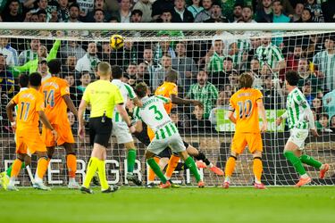 1-1. Córner que lanza Isco y Johnny Cardoso, libre de marca en un desajuste defensivo en el corazón del área, remata de cabeza para superar a Thibaut Courtois e igualar la contienda.