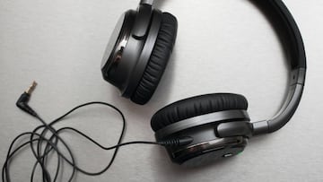 C車mo enrollar los auriculares del m車vil para que no se nos rompan