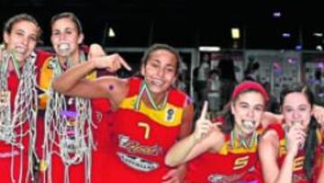 <b>EN LO MÁS ALTO. </b>Las integrantes de la Selección española femenina Sub-16 que se proclamó campeona de Europa el pasado domingo en Nápoles.