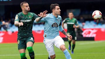 GRAF2063. VIGO (PONTEVEDRA), 10/03/2019.- El defensa del Celta Hugo Mallo (d) pelea un balón con el delantero del Betis Jesé Rodríguez en el partido de Liga que se disputa hoy en el estadio de Balaídos. EFE / Salvador Sas