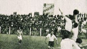 Postal del primer partido entre Colo Colo y Universidad de Chile. 3-2 ganaron los albos el amistoso de 1935.