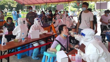 Xiamen (China), 14/09/2021.- A resident is given Covid-19 nucleic acid test, in Xiamen, southeastern China's Fujian Province, 14 September 2021. Residents of Fujian province's city Xiamen went into a lockdown following a recent outbreak. China's National Health Commission reported 92 Covid-19 cases in the mainland for 13 September, including 59 locally transmitted cases in southeastern Fujian province. The outbreak which was detected in Putian city, is spreading now in other cities of the province including Xiamen, a famous tourist destination and the city of almost 4 million of people. EFE/EPA/STRINGER CHINA OUT