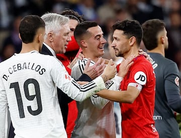 Ceballos, Ancelotti y Lucas Vázquez despiden a Jesús Navas.