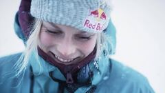La esquiadora Angel Collinson posa con su gorro Red Bull y su anorac en una foto de perfil para TGR.