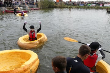 Un grupo de participantes compiten durante la Pumpkin Regatta, una carrera anual de relevos de botes realizados en calabazas gigantes, en la ciudad belga de Kasterlee, Bélgica.