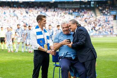 Homenaje a John Toshak antes del inicio del partido de la Real Sociedad antes el Real Madrid en Anoeta.