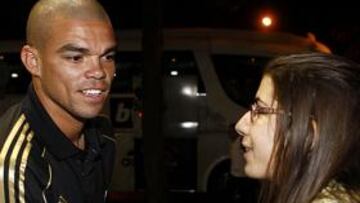 <b>REGRESO. </b>Pepe, que vuelve al once, le firma una camiseta a una seguidora al llegar anoche a la concentración en el hotel Mirasierra Suites.