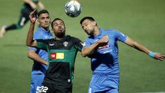 Jonathas, del Elche, y David Prieto, del Fuenlabrada, disputan un bal&oacute;n en el partido que ambos equipos disputaron el pasado viernes.