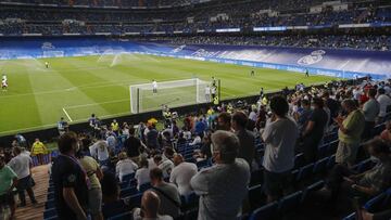 Panorámica del Estadio Santiago Bernabéu con seguidores en las gradas en el Real Madrid-Celta.