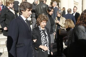 El hijo de Josep Lluís Núñez, Josep Maria Núñez y su esposa, Maria Lluïsa Navarro a la salida de la iglesia. 