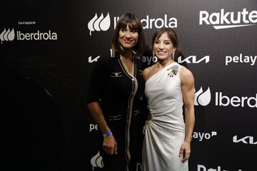 Sandra Sánchez posando con Irene Villa.