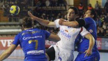 El jugador del Reale Ademar Iosu Goñi (c) es defendido por el jugador del Montpellier Agglomeration HB Issam Tej (d), en presencia de William Accambray (i), del Montpellier Agglomeration HB, durante el partido correspondiente a la octava jornada de la Liga de Campeones, grupo A, que disputan hoy en el Palacio Municipal de Deportes de León.