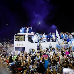 Messi and other Argentina players narrowly avoid serious injury in Buenos Aires bus celebrations