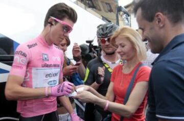 Bob Jungels con seguidores del Giro.