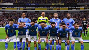 AME3862. GUADALAJARA (MÉXICO), 29/03/2025.- Jugadores de Cruz Azul forman este sábado, en un partido de la jornada 13 del Torneo Clausura 2025 de la Liga MX entre Deportivo Guadalajara y Cruz Azul en el estadio Jalisco, en Guadalajara (México). EFE/Francisco Guasco