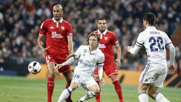 Modric y Asensio ante N´Zonzi durante la ida de octavos de Copa del Rey entre el Real Madrid y el Sevilla