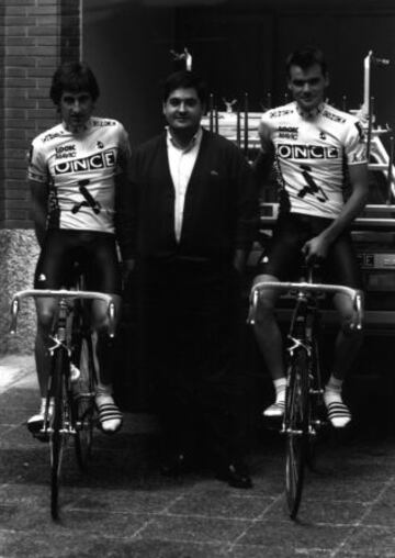 En 1990, 1991 y 1992 corre con el equipo ONCE. En la foto, Marino posa junto a Manolo Saiz y Anselmo Fuerte.