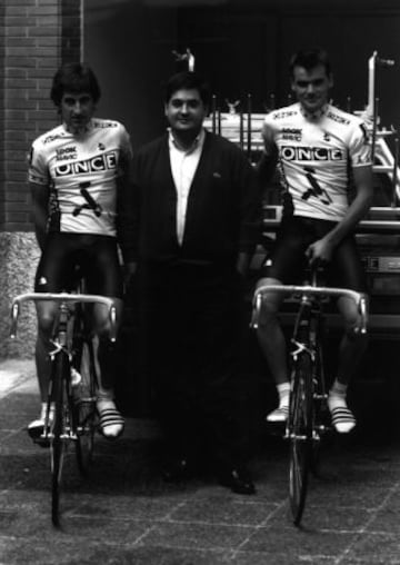 En 1990, 1991 y 1992 corre con el equipo ONCE. En la foto, Marino posa junto a Manolo Saiz y Anselmo Fuerte.