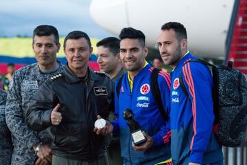 Falcao y Ospina con le general Carlos Bueno, comandante de la Fuerza Aérea.