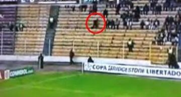 En Bolivia también se pudo ofrecer un suceso misterioso, mientras se celebraba un partido de la Copa Sudamericana del club The Strongest, una sombra negra recorre todo el estadio.