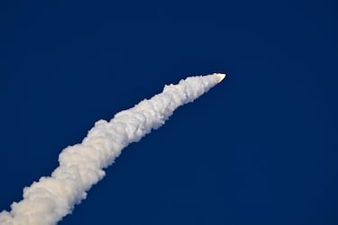 El cohete Space Launch System (SLS) que transportaba la nave Artemis II Orion de la NASA para sobrevolar la Luna, asciende tras su despegue desde el Centro Espacial Kennedy en Cabo Cañaveral