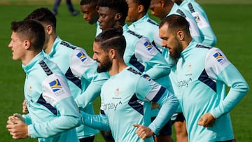 Isco, en el centro de la imagen, durante el último entrenamiento del Betis.