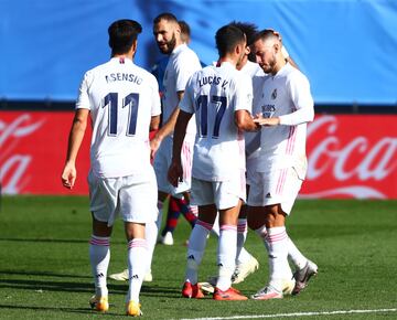 Real Madrid 1-0 Huesca | Golazo de Eden Hazard. Recibió en tres cuartos de campo y no se lo pensó dos veces y disparó con mucha potencia ajustando el balón al palo de la portería de Andrés Fernández.