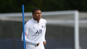 Paris Saint-Germain's French forward Kylian Mbappe takes part in a training session at the Camp des Loges Paris Saint-Germain football club's training ground in Saint-Germain-en-Laye on August 28, 2021. (Photo by FRANCK FIFE / AFP)