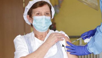 Pilar, trabajadora de la residencia Fundación Hogar Madre de Dios de Haro, la primera trabajadora en recibir la vacuna de la COVID-19