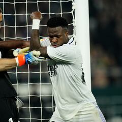 ¡A empujones! La dura pelea de Bravo con Vinicius