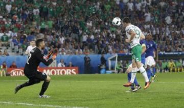 Robbie Brady marca el 0-1.