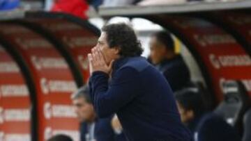 El entrenador de Universidad Catolica Mario Salas dirige a sus jugadores durante el partido de primera division en el estadio San Carlos de Apoquindo.