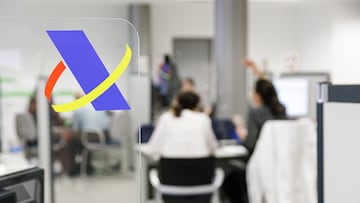 Varias personas son atendidas en la Agencia Tributaria para presentar la declaración de la renta correspondiente al ejercicio de 2022, en la Administración de Hacienda de Montalbán, a 1 de junio de 2023, en Madrid (España). Desde hoy la Agencia Tributaria asiste a los ciudadanos en sus oficinas para la confección y presentación de los documentos. El plazo de presentación de declaraciones finaliza el 30 de junio y las solicitudes de cita previa, tanto para la atención telefónica como presencial, finaliza el 29 de junio. En total, la Agencia Tributaria prevé ingresar 16.448 millones de euros, un 5,6% más respecto al ejercicio anterior, mientras que el importe a devolver caerá un 2,4%, hasta los 9.946 millones.
01 JUNIO 2023;RENTA;DECLARACIÓN RENTA;RENTA 2022;HACIENDA;IMPUESTOS;AGENCIA TRIBUTARIA;
Carlos Luján / Europa Press
(Foto de ARCHIVO)
01/6/2023