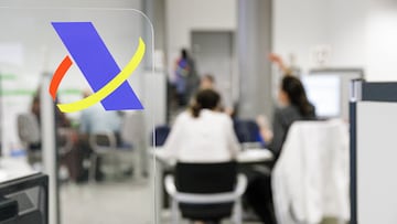 Varias personas son atendidas en la Agencia Tributaria para presentar la declaración de la renta correspondiente al ejercicio de 2022, en la Administración de Hacienda de Montalbán, a 1 de junio de 2023, en Madrid (España). Desde hoy la Agencia Tributaria asiste a los ciudadanos en sus oficinas para la confección y presentación de los documentos. El plazo de presentación de declaraciones finaliza el 30 de junio y las solicitudes de cita previa, tanto para la atención telefónica como presencial, finaliza el 29 de junio. En total, la Agencia Tributaria prevé ingresar 16.448 millones de euros, un 5,6% más respecto al ejercicio anterior, mientras que el importe a devolver caerá un 2,4%, hasta los 9.946 millones.
01 JUNIO 2023;RENTA;DECLARACIÓN RENTA;RENTA 2022;HACIENDA;IMPUESTOS;AGENCIA TRIBUTARIA;
Carlos Luján / Europa Press
(Foto de ARCHIVO)
01/6/2023