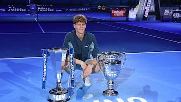 Turin (Italy), 17/11/2024.- Jannik Sinner of Italy celebrates with his trophy after winning against Taylor Fritz of the USA during their final match at the ATP Finals in Turin, Italy, 17 November 2024. (Tenis, Italia) EFE/EPA/Alessandro Di Marco