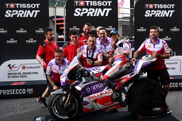 Jorge Martin celebra con su equipo, Prima Pramac Racing, su victoria en la carrera al esprint del GP de India.