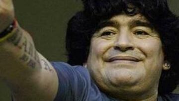 <B>MÁS DELGADO.</B> Maradona ha perdido 33 kilos desde que se sometió a una operación de estómago.