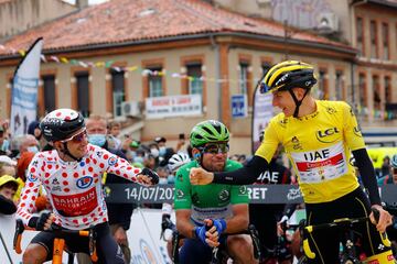 Wout Poels de Holanda del equipo Bahrein con la camiseta de lunares del mejor escalador, Mark Cavendish de Gran Bretaña del equipo Deceuninck Quickstep con la camiseta verde del mejor velocista y Tadej Pogacar de Eslovenia de los Emiratos Árabes Unidos con la camiseta amarilla del líder general espere antes del comienzo de la 17ª etapa