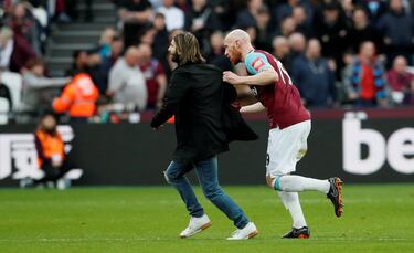 Tras la derrota de 0-3 ante el Burnley, seguidores de los Hammers ingresaron al campo para recriminar a sus jugadores.