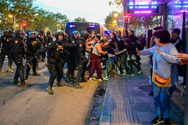 Manifestación en los alrededores del Roig Arena en favor de Palestina. Valencia y Hapoel Tel Aviv juegan el partido de la Eurolegaue de basket a puerta cerrada.