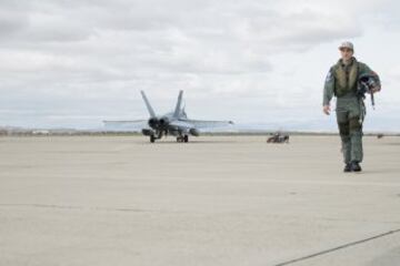 El piloto de Suzuki Maverick Viñales  ha pilotado el avión de combate F-18 de la Base Aérea de Zaragoza, con el que ha pasado del asfalto del circuito de MotorLand, donde competirá el próximo domingo en MotoGP, al cielo de Aragón. Viñales, cuyo nombre, Maverick, se debe al fervor que sentía su padre, Ángel, por el protagonista de la película "Top Gun" que protagonizaba Tom Cruise, y en el que interpretaba el papel de un piloto de combate, ha logrado hoy hacer realidad otra de sus pasiones al subirse a un caza del ejército español.