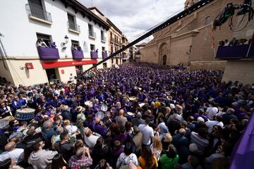 Centenares de personas durante la procesión de la Rompida de la Hora de Calanda, Teruel, Aragón (España). Esta procesión sale por las calles de Calanda durante el Viernes Santo y es una de las más destacadas de España. Una parte importante de la procesión es la colocación del Gran Bombo enfrente de la casa de Luis Buñuel. Después, con la primera campanada del reloj de la Iglesia, comienza la Rompida de la Hora con un estruendo ‘enorme’ generado por miles de tambores y bombos a la vez.