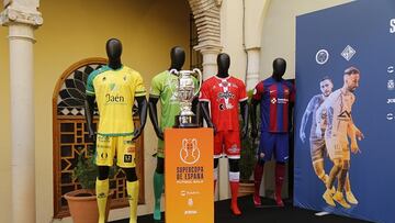 Equipaciones de Jaén, Palma, Cartagena y Barça, junto al trofeo de la Supercopa.