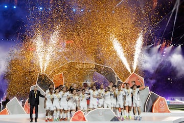 RIAD (ARABIA SAUDÍ), 14/01/2024.- Los jugadores del Real Madrid celebran su victoria en la final de la Supercopa de España que Real Madrid y FC Barcelona disputan este domingo en el estadio Al Awwal Park de Riad, en Arabia Saudí. EFE/Juan Carlos Cárdenas
ALEGRIA CELEBRACION CAMPEONES
PUBLICADA 15/01/24 NA MA02-03 5COL