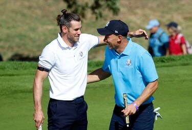 Gareth Bale y Andriy Shevchenko se saludan durante el torneo. 