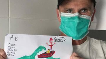 El surfista ciego 'Gallo' mostrando un dibujo que le han hecho sus vecinos tras pasar el coronavirus en su casa unos días después de haberse proclamado campeón del mundo es surf adaptado.