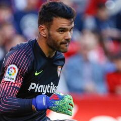 Debate en la portería sevillista para el derbi contra el Betis