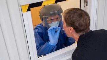 25 August 2020, Lower Saxony, Wolfsburg: A Volkswagen employee gets tested for coronavirus at a Covid-19 test center installed on VW AG factory premises. Photo: Peter Steffen/dpa
Servicio Ilustrado (Automático)
25/08/2020 ONLY FOR USE IN SPAIN