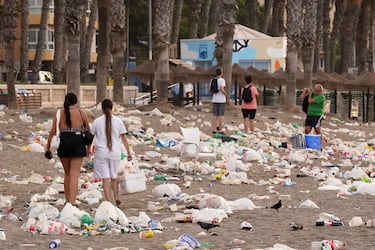 Restos de basura en la playa de La Malagueta de Málaga. 